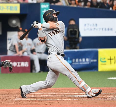 【巨人】大城卓三11試合ぶりの8号3ラン 34歳誕生日の小林誠司に熱烈ハグ プロ野球写真ニュース 日刊スポーツ