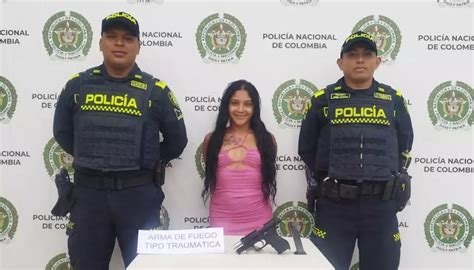 Mujer Fue Capturada Con Una Pistola Y Sonri Para La Foto De Rese A