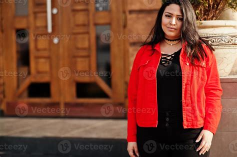 Bonita Chica Modelo Latina De Ecuador Usa Chaqueta Negra Y Roja Posada En La Calle 10443174