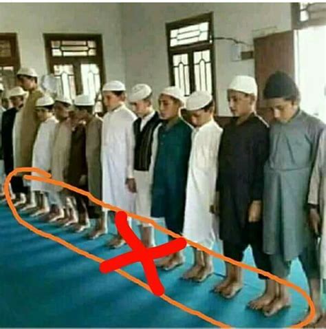 Apakah Meluruskan Shaf Shalat Harus Dengan Menempelkan Kaki Dengan Kaki