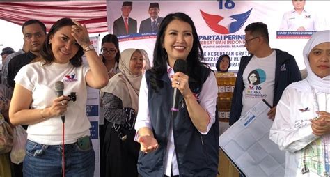 Liliana Tanoesoedibjo Bantu Pedagang UMKM Di Petukangan Utara Dapat