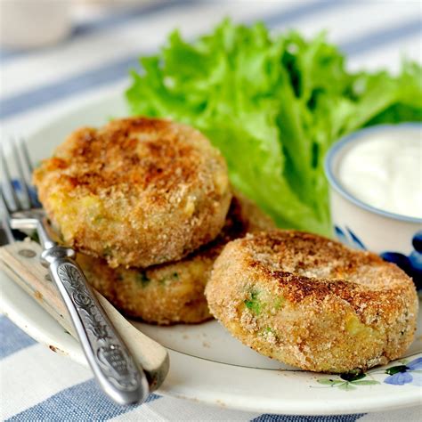 Mediterranean Salmon Cakes With Cucumber Sauce