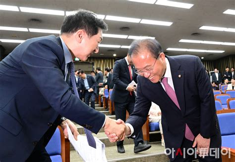 포토 인사 나누는 김기현 대표와 윤재옥 원내대표 네이트 뉴스