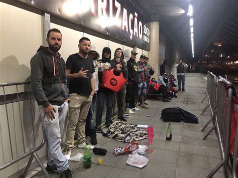 Sem Nenhuma Garantia Torcedores Do Atl Tico Fazem Fila Na Arena Da