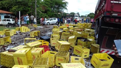 Caminhão carregado de cerveja tomba e interdita parcialmente BR 316 Geral