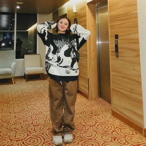 Latest Pictures Of Shafa Harris With Short Hair Hot Aura Shining