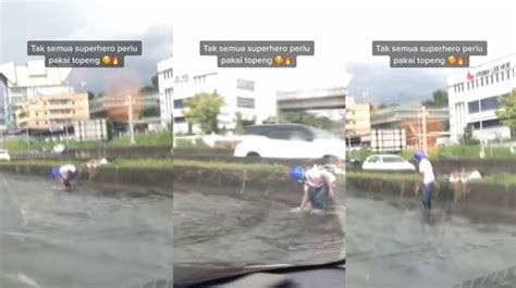 Jalan Tergenang Banjir Bapak Bapak Rela Turun Motor Dan Punguti Sampah