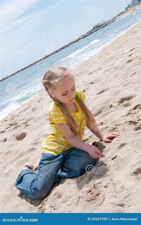 Menina Que Senta Se Na Praia Imagem De Stock Imagem De Retrato Nave