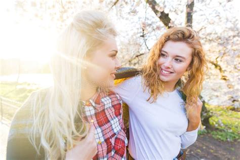 Filles Lesbiennes Dans Des Relations Damour Sur La Plage Romantique