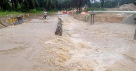 Banjir Dua Jalan Utama Di Mersing Ditutup Harian Metro