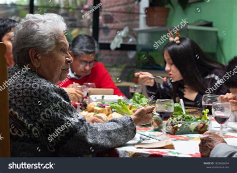 5 502 imágenes de Familia latina feliz abuelos Imágenes fotos y vectores de stock Shutterstock