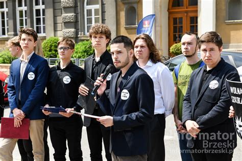 Tarnów Manifestacji w obronie dyrektora Jana Ryby pod hasłem