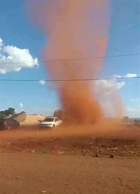 Vídeo redemoinho de poeira surpreende morador em zona rural do PR