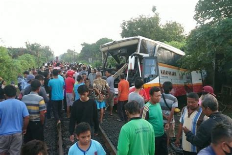 Bus Pariwisata Tertabrak Kereta Api Orang Tewas