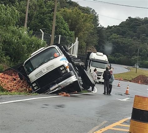 Caminh O Carregado De Ma S Tomba Na Ers Em Flores Da Cunha