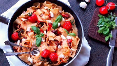 Pasta Mit Tomaten Getrockneten Tomaten Und Mozzarella Hellopippa