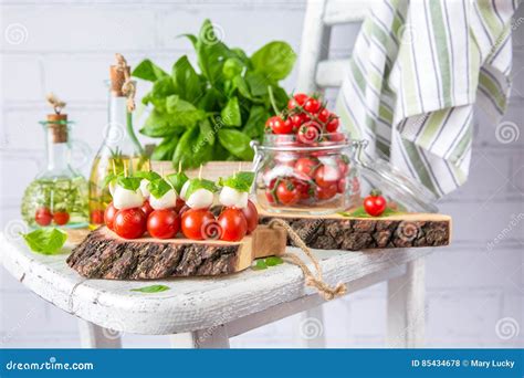 Klassischer Italiener Caprese Canapes Salat Mit Tomaten Mozzarella Und