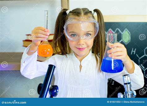 Chica Joven Que Hace Experimentos De La Ciencia Foto De Archivo