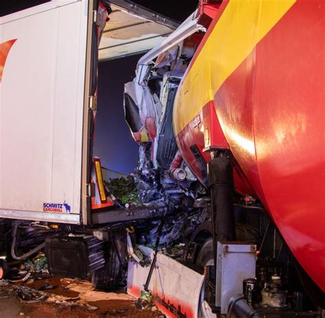 Schnee Und Gl Tte Lkw Versperren Verkehr Auf Der A Ein Toter Welt