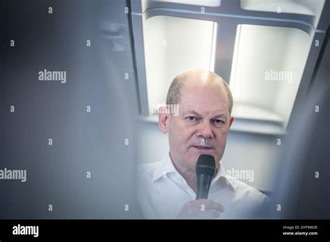 02 März 2022 Bundeskanzler Olaf Scholz SPD spricht mit ihm