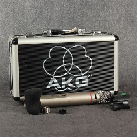 akg cs condenser microphone  hand rich tone