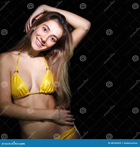 Junge Sexy Frau Im Gelben Bikini Stockfoto Bild Von Karosserie