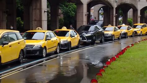 獨家／板橋火車站「小黃、私家車」大亂鬥 交通打結頻車禍｜東森新聞：新聞在哪 東森就在哪裡