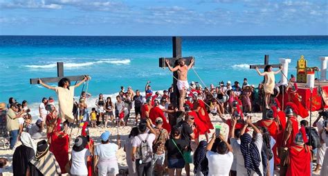 Realizan ViaCrucis en Playa Delfines de Cancún