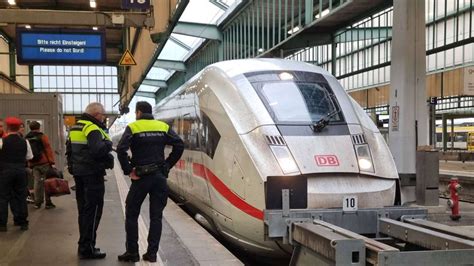 Ice F Hrt Im Hauptbahnhof Gegen Prellbock