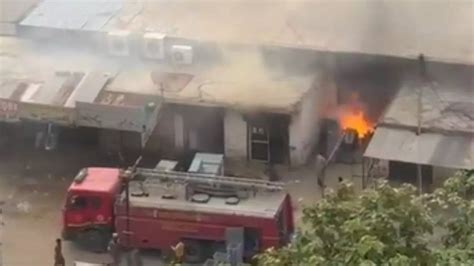 Greater Noida Fire कंपनी के वेयर हाउस में लगी भीषण आग लाखों का सामान