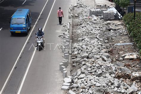 Revitalisasi Trotoar Di Depok Antara Foto