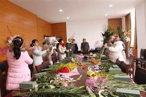 化学与环境工程学院开展“三八妇女节”女教职工插花活动 平顶山学院化学与环境工程学院欢迎您！