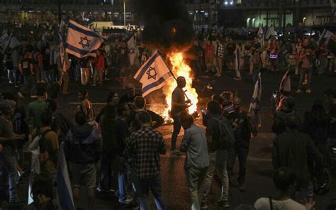 Thousands blocking Tel Aviv highway to protest 'traitor' Netanyahu ...