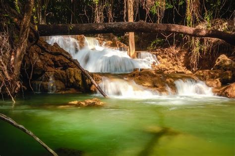 Hermosa Cascada En El Bosque Profundo En El Parque Nacional Srinakarin