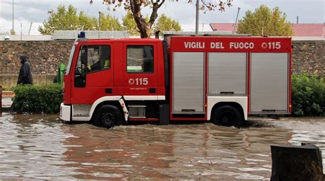 Maltempo Nel Pisano Albero Cade Su Un Auto Strade Allagate