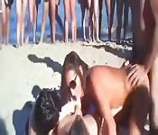 Une cochonne bronzée fait une baise sur la plage Porn