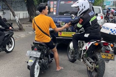 Satlantas Polres Karawang Lakukan Patroli Naik Motor Di Jalan Raya