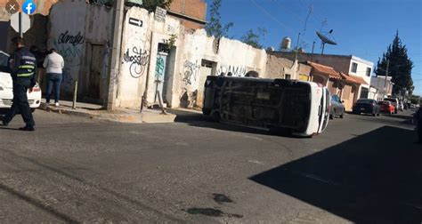 Se Registra Volcadura De Camioneta En Cruce De Alberto Terrones Y Fresno