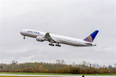 United Airlines to train 5,000 new pilots by 2030 and expand diversity ...