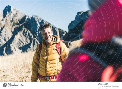 Österreich Tirol Glücklicher Mann Mit Frau Beim Wandern In Den Bergen