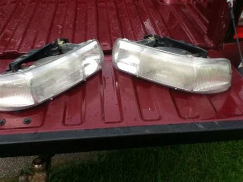 Sell Chevy Silverado Suburban 99 06 Both Headlights Headlamp In Flushing Michigan Us For Us