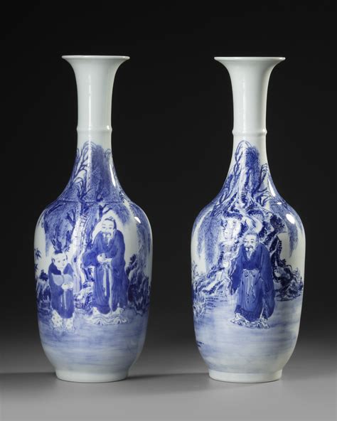 A PAIR OF CHINESE BLUE AND WHITE VASES, 20TH CENTURY