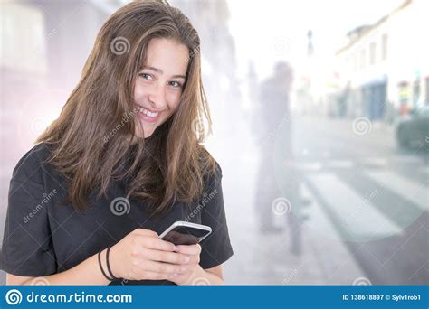 Mulher Bonita Do Estilo De Vida Na Rua Que Texting Smartphone