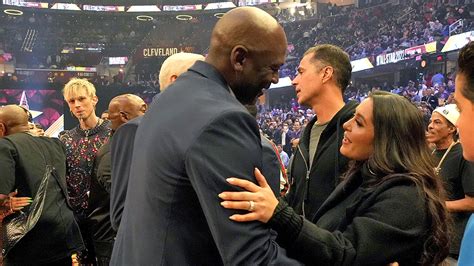 Michael Jordan Hugs Vanessa Bryant As Kobe's Honored At NBA 75 Ceremony ...