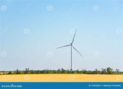 Turbina Do Gerador De Vento No Campo Conceito Verde Da Energia Renov