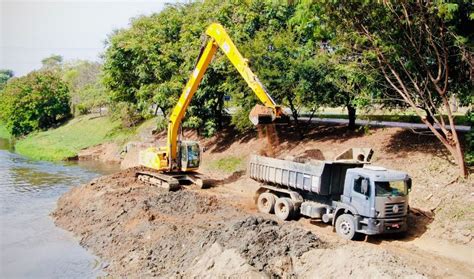 Nova etapa de desassoreamento do Rio Sorocaba tem o apoio de máquinas