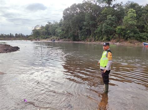 Cek Ketinggian Air Sungai Polsek Cengal Oki Imbau Masyarakat Waspada