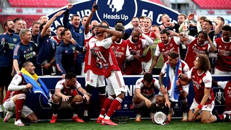 Arsenal Lift Fa Cup After Beating Chelsea And Their Captain Dropping The Trophy Uk News