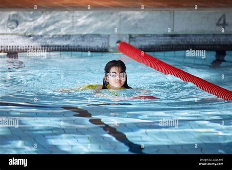 Fille Qui Plonge Dans Piscine Banque De Photographies Et Dimages à Haute Résolution Alamy