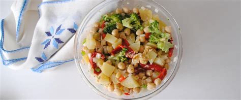 Ensalada de garbanzos con patata y brócoli para el verano